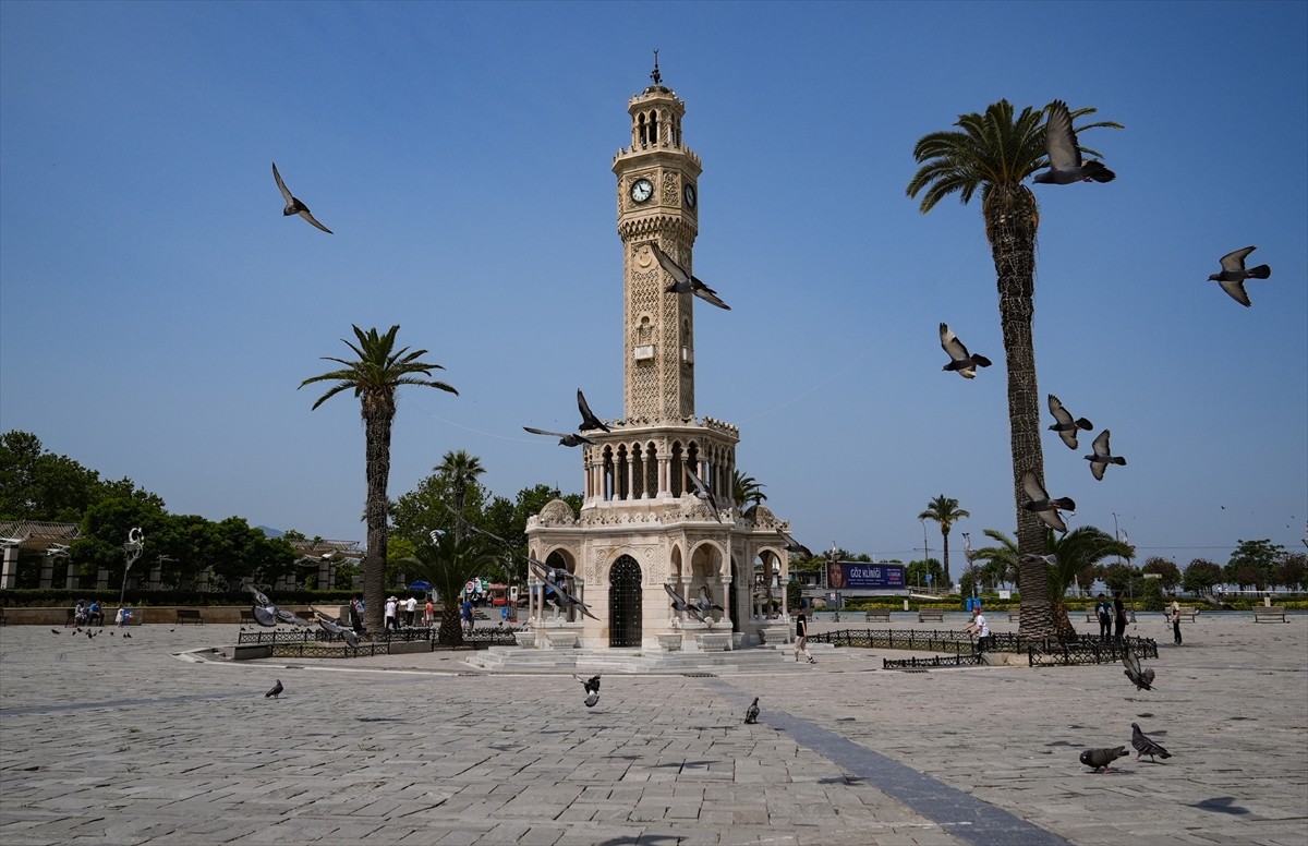 İzmir'de kent merkezi Kurban Bayramı'nın ilk gününde sessizliğe büründü. Bayram tatilini...