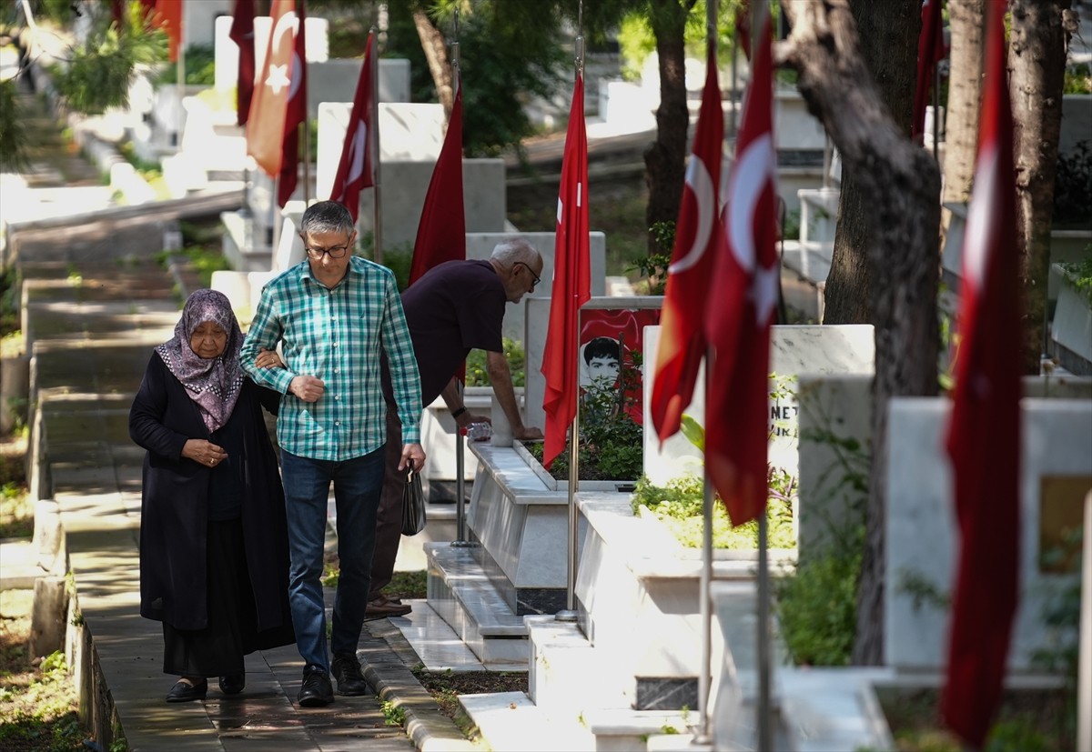 İzmir'de şehit yakınları, Kurban Bayramı'nın birinci gününde şehitliği ziyaret etti. Bayram...