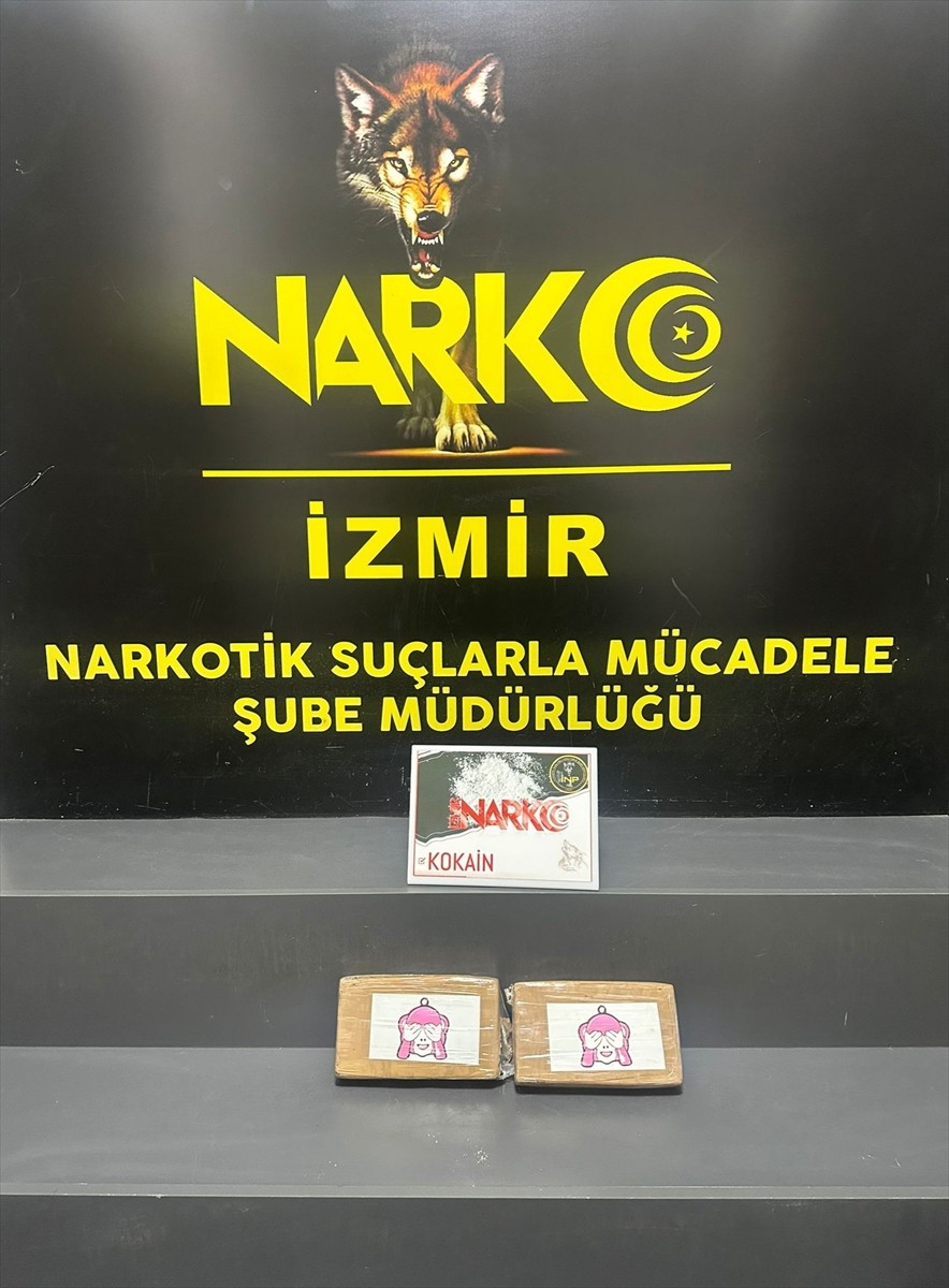 İzmir'de uyuşturucu ticareti yapanlara yönelik 3 ilçede düzenlenen operasyonlarda gözaltına alınan...
