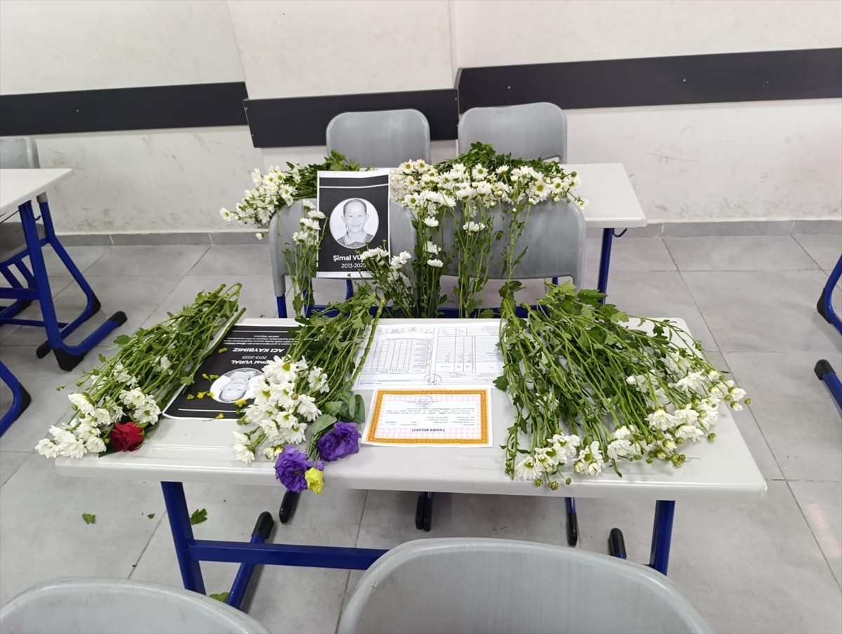 İzmir'in Aliağa ilçesinde, önceki gün trafik kazasında hayatını kaybeden ortaokul öğrencisi Şimal...