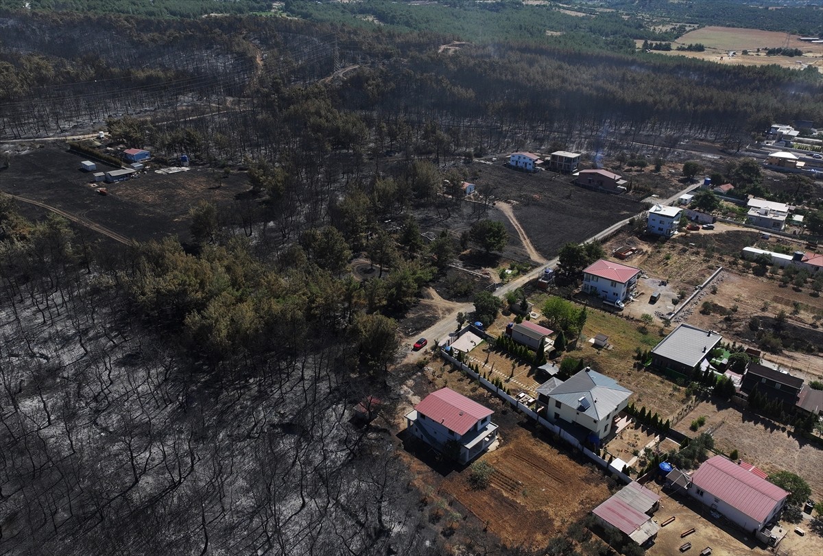 İzmir'in Bornova ilçesi Yakaköy Mahallesi'nde dün bir evin çatısındaki tadilat sırasında...