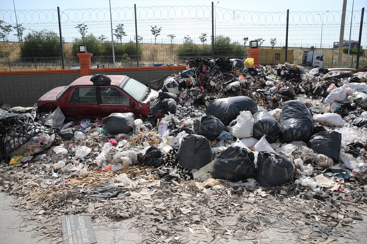 İzmir'in Bornova ilçesindeki Işıkkent Ayakkabıcılar Sitesi'nde ayakkabı üretimi yapan işletmelerin...