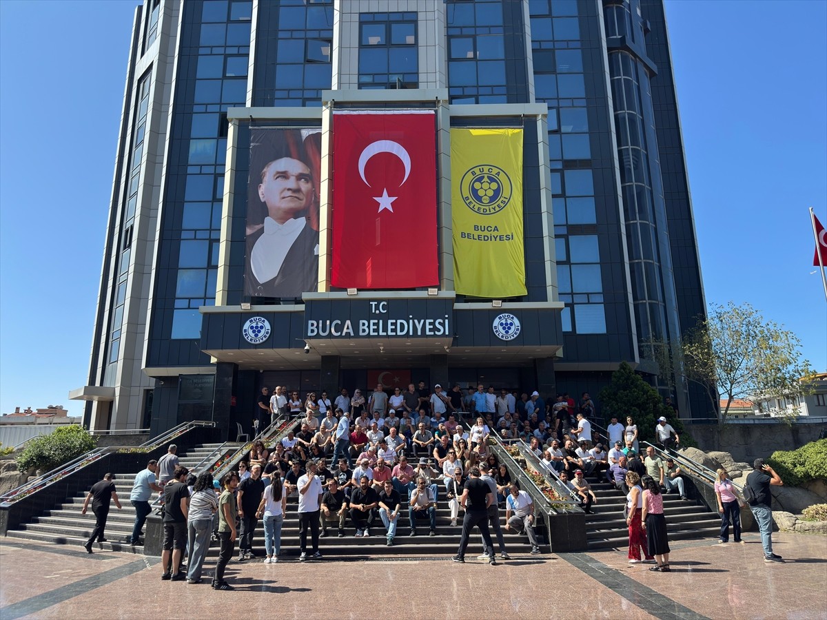 İzmir'in Buca ilçesinde belediye işçilerinin 6 gündür devam eden grevi yüzünden biriken çöp...