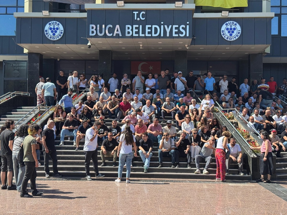 İzmir'in Buca ilçesinde belediye işçilerinin 6 gündür devam eden grevi yüzünden biriken çöp...