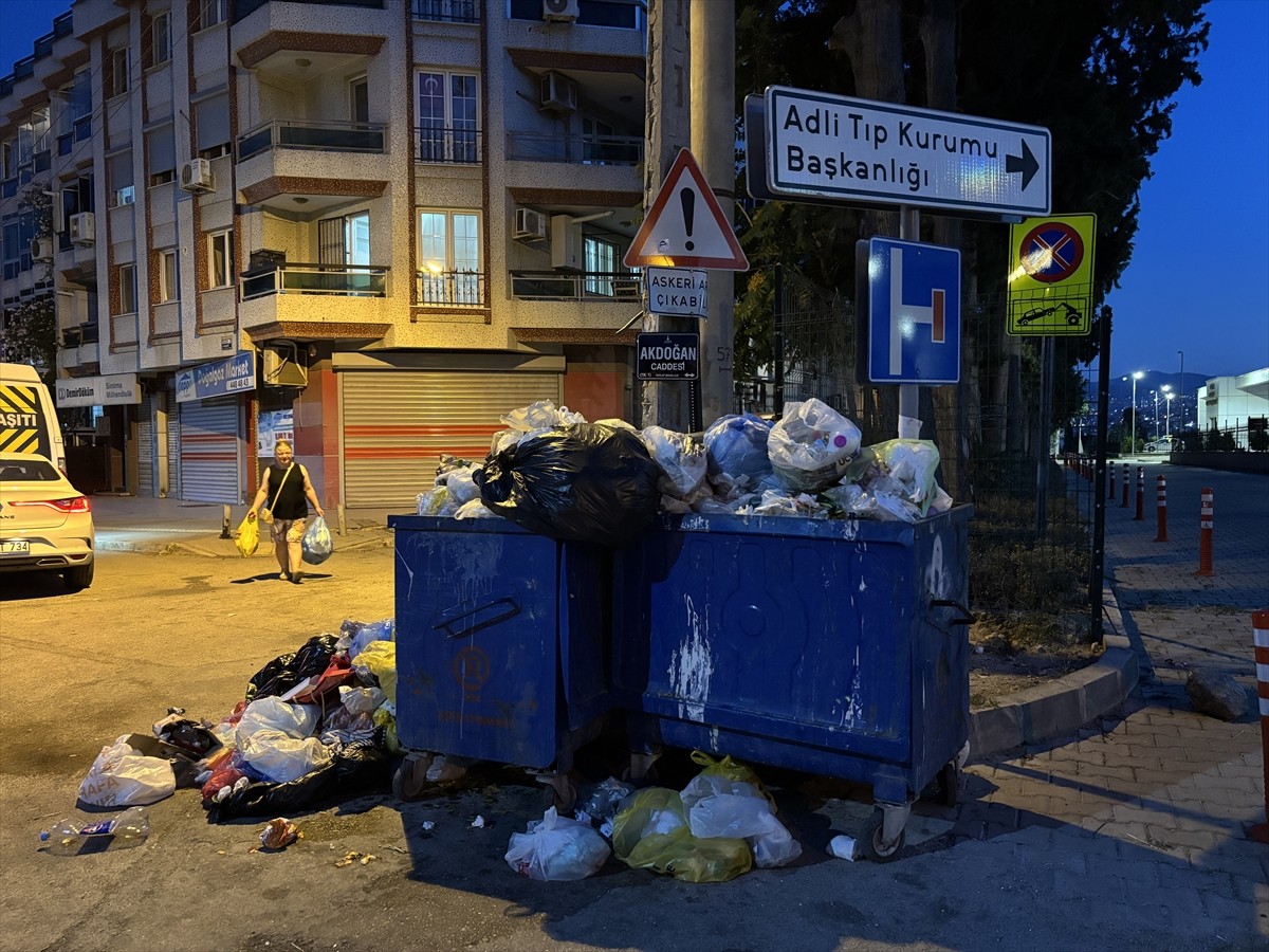 İzmir'in Buca ilçesinde belediye işçilerinin grevi nedeniyle biriken çöp yığınları ve kötü koku...