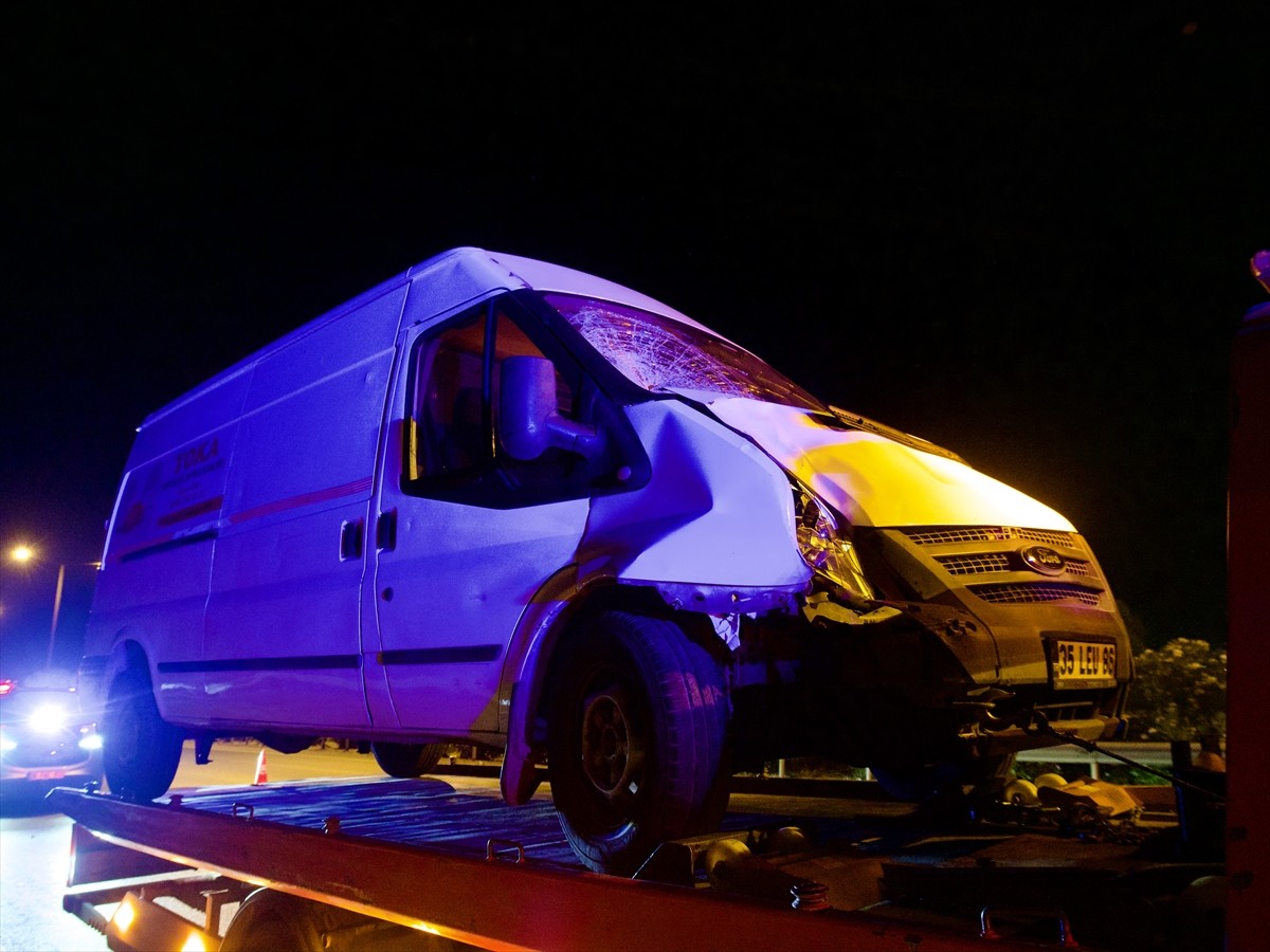 İzmir'in Buca ilçesinde kamyonetin motosiklete arkadan çarpması sonucu motosikletteki baba...
