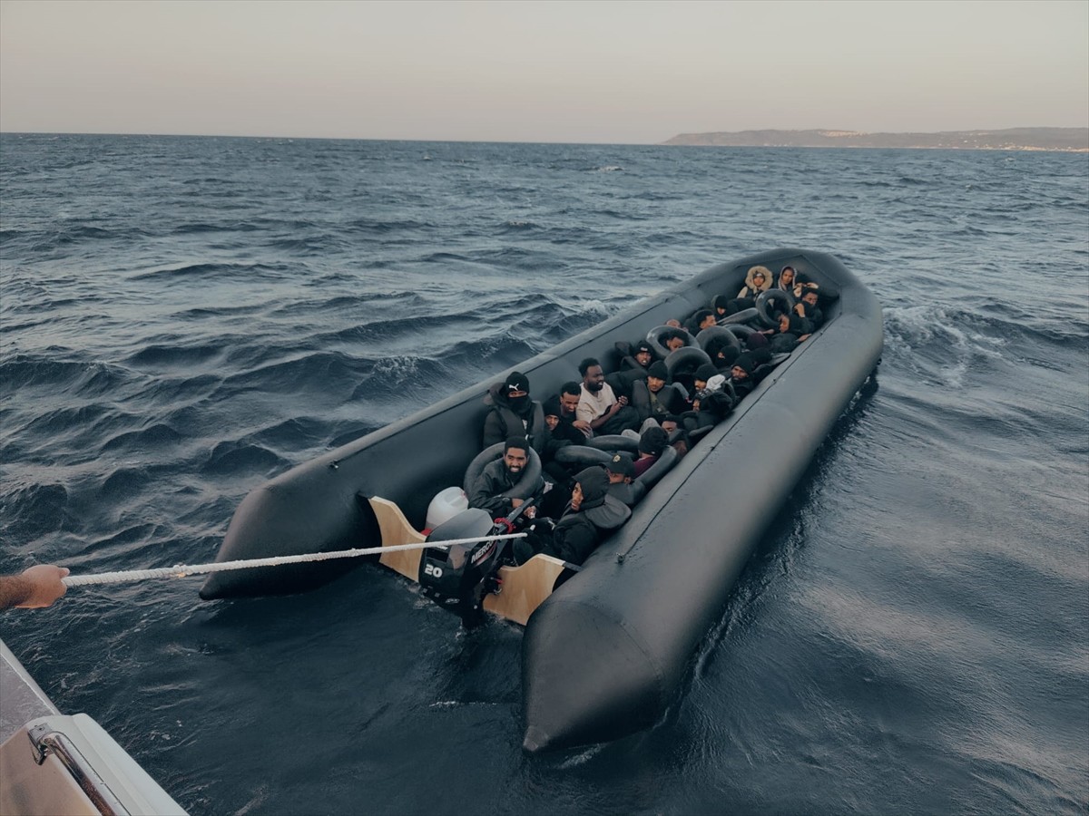 İzmir'in Çeşme ilçesi açıklarında sürüklenen lastik bottaki 3'ü çocuk 34 düzensiz göçmen...