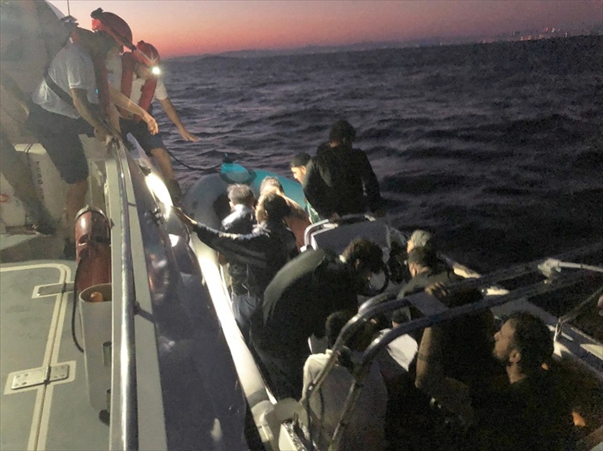 İzmir'in Çeşme ilçesi açıklarında sürüklenen lastik bottaki 9'u çocuk 30 düzensiz göçmen...