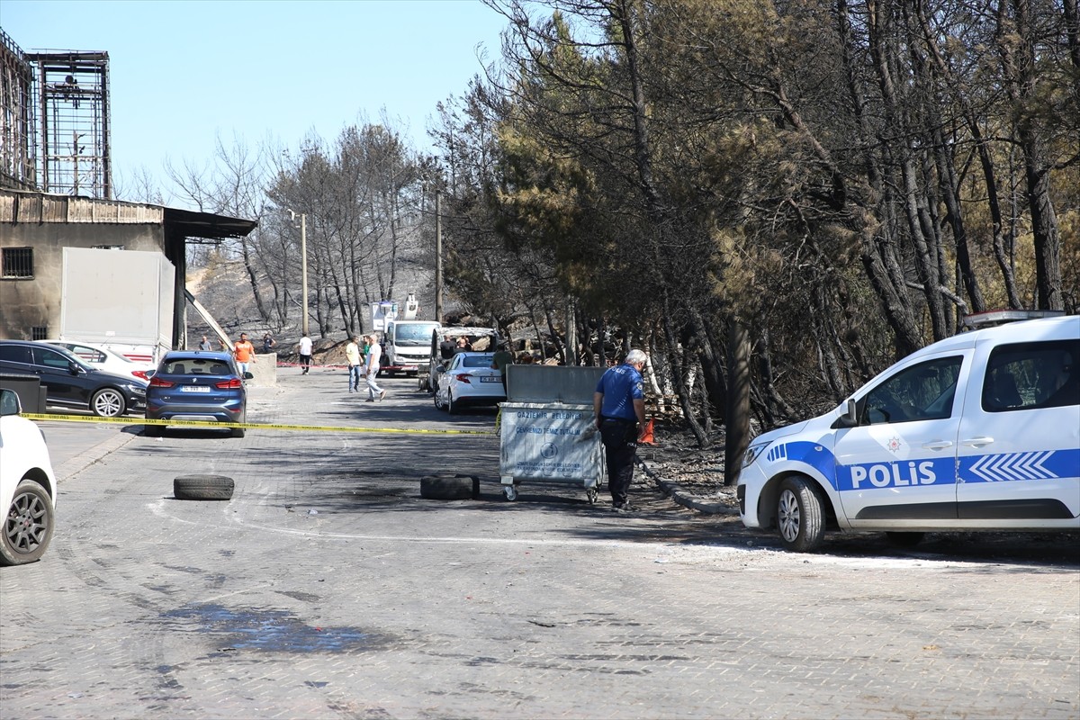 İzmir'in Gaziemir ilçesinde dün ormanlık alanda başlayıp galericiler sitesine sıçrayan yangında...