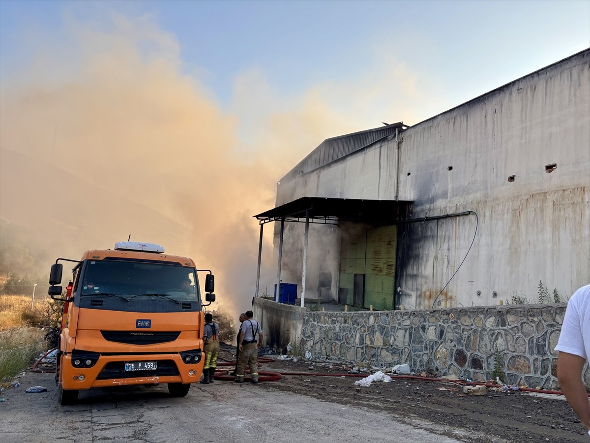 İzmir'in Karşıyaka ilçesinde katı atık bertaraf tesisinde çıkan yangın, itfaiye ekiplerince...