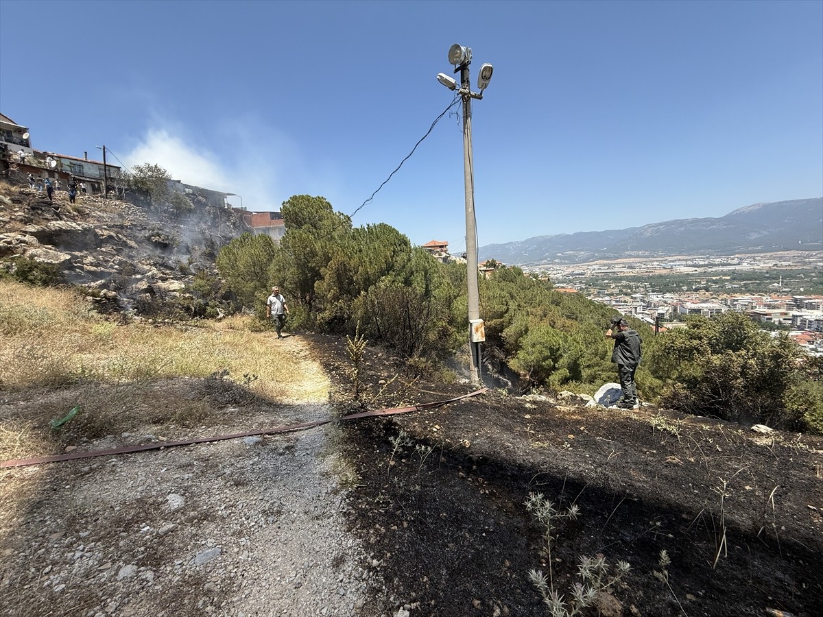 İzmir'in Kemalpaşa ilçesinde ağaçlık alanda çıkan yangında bir ev kullanılamaz hale geldi. İtfaiye...