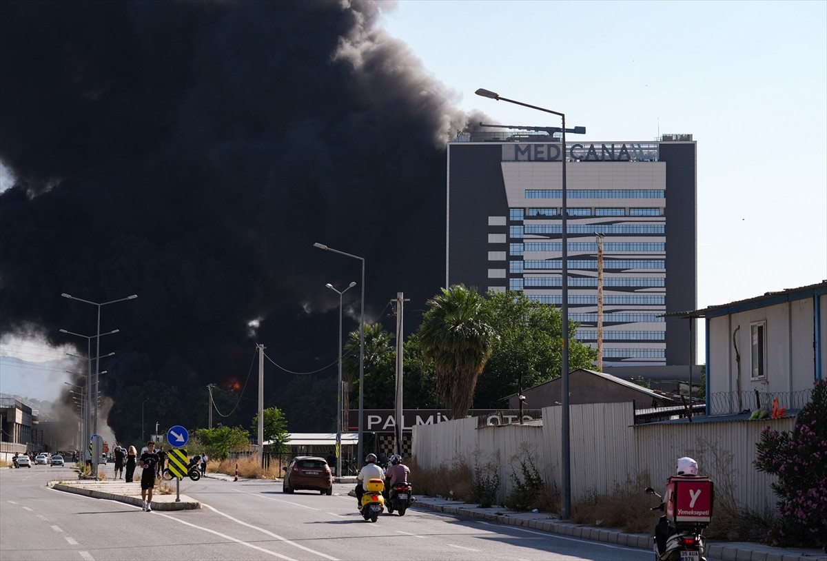 İzmir'in Konak ilçesinde plastik ürünlerin bulunduğu depoda çıkan yangına müdahale ediliyor....