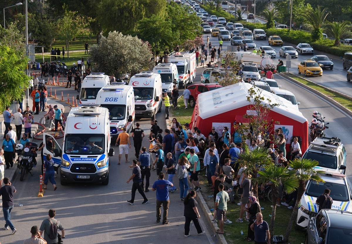 İzmir'in Konak ilçesinde plastik ürünlerin bulunduğu depoda çıkan yangına müdahale ediliyor....