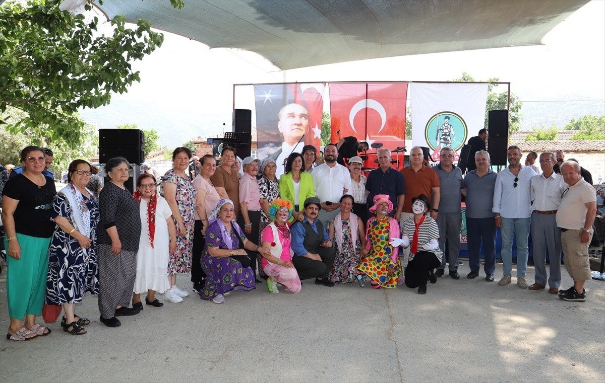 İzmir'in Ödemiş ilçesinde belediyenin ev sahipliğinde "Davut Dede Şenliği"...