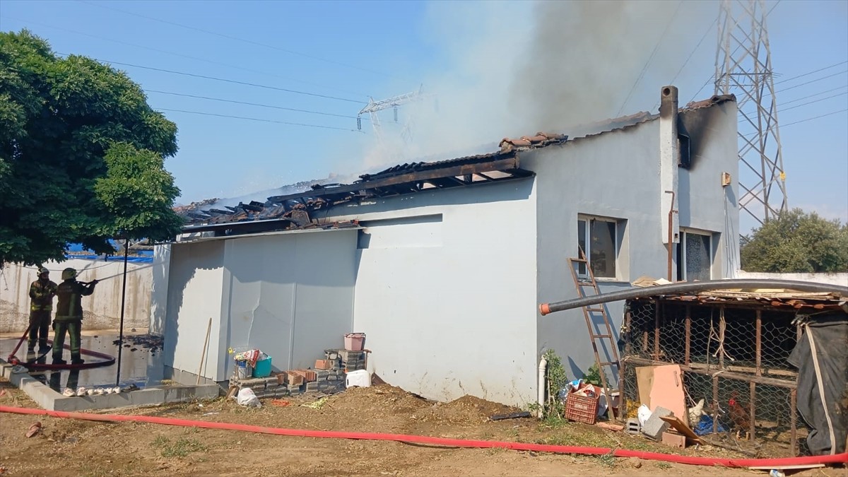  İzmir'in Ödemiş ilçesinde müştemilatta çıkan yangında yaralanan Suriye uyruklu 1 yaşındaki bebek...