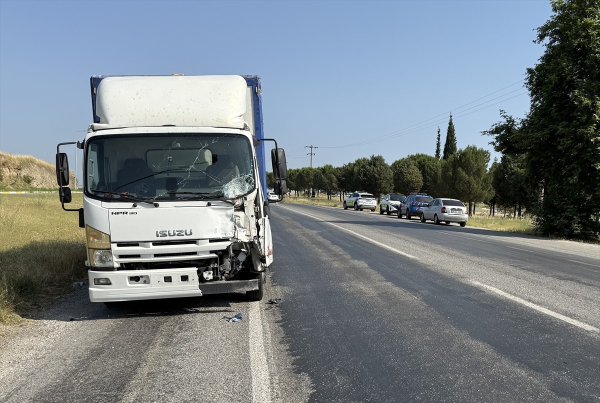İzmir'in Tire ilçesinde kamyonetin, iki motosiklete çarptığı kazada 1 kişi hayatını kaybetti, 1...