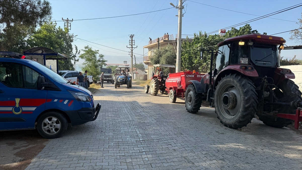 İzmir'in Tire ilçesinde otluk alanda başlayıp, yerleşim yerlerine sıçrayan yangına müdahale...