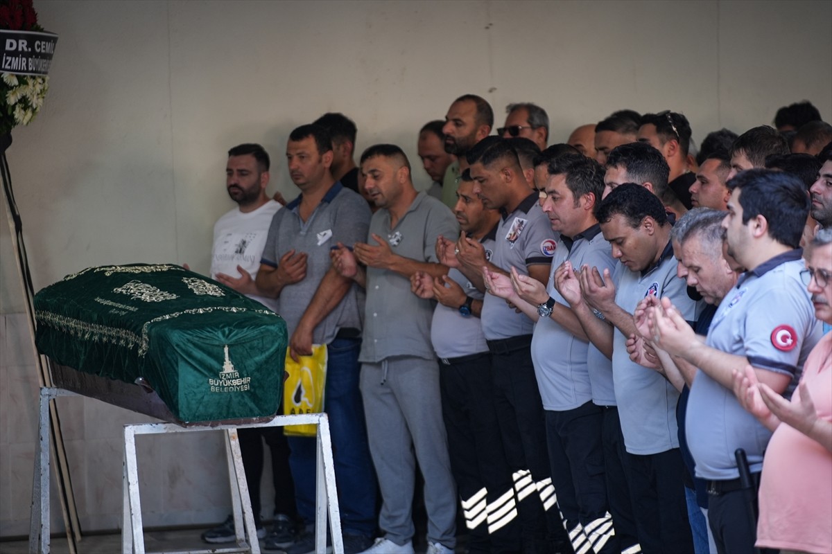 İzmir Banliyö Taşımacılığı Sistemi'nde (İZBAN) sigara içtiği için uyardığı yolcu tarafından...