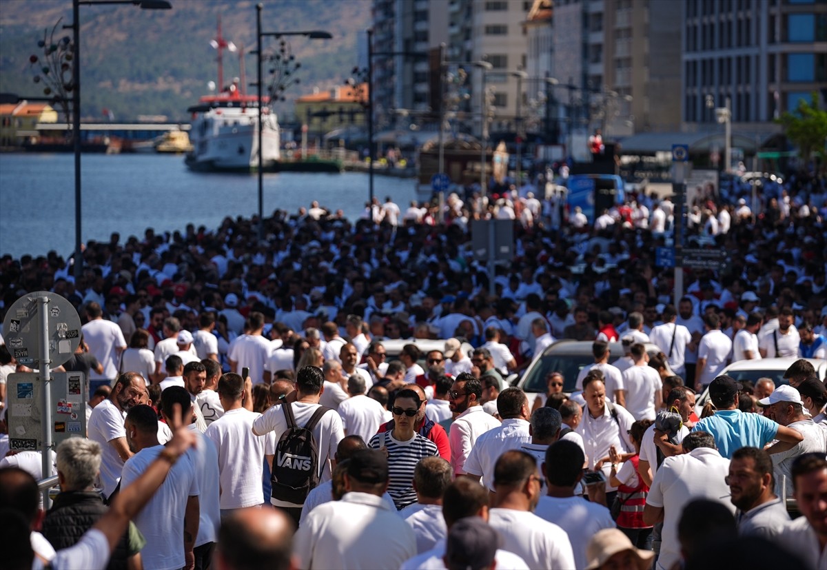İzmir Büyükşehir Belediyesine bağlı iştiraklerde çalışan yaklaşık 23 bin işçinin grevi 5. gününde...