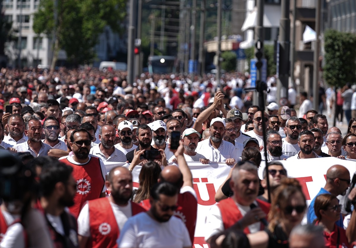 İzmir Büyükşehir Belediyesine bağlı iştiraklerde çalışan yaklaşık 23 bin işçinin grevi 5. gününde...