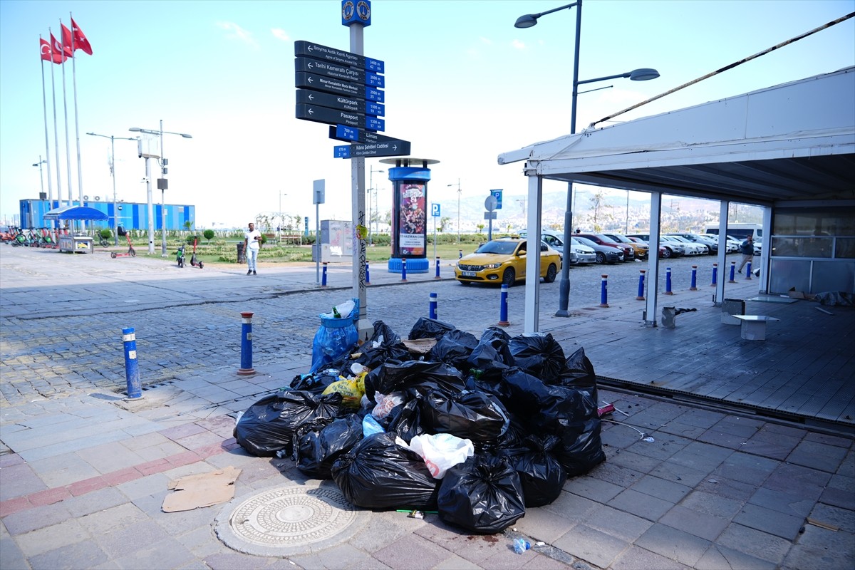 İzmir Büyükşehir Belediyesine bağlı iştiraklerde çalışan yaklaşık 23 bin işçinin, toplu iş...