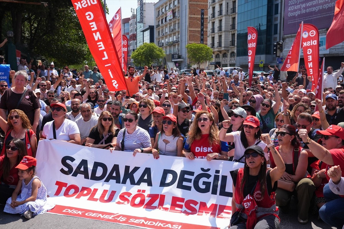 İzmir Büyükşehir Belediyesine bağlı iştiraklerde çalışan yaklaşık 23 bin işçinin, toplu iş...