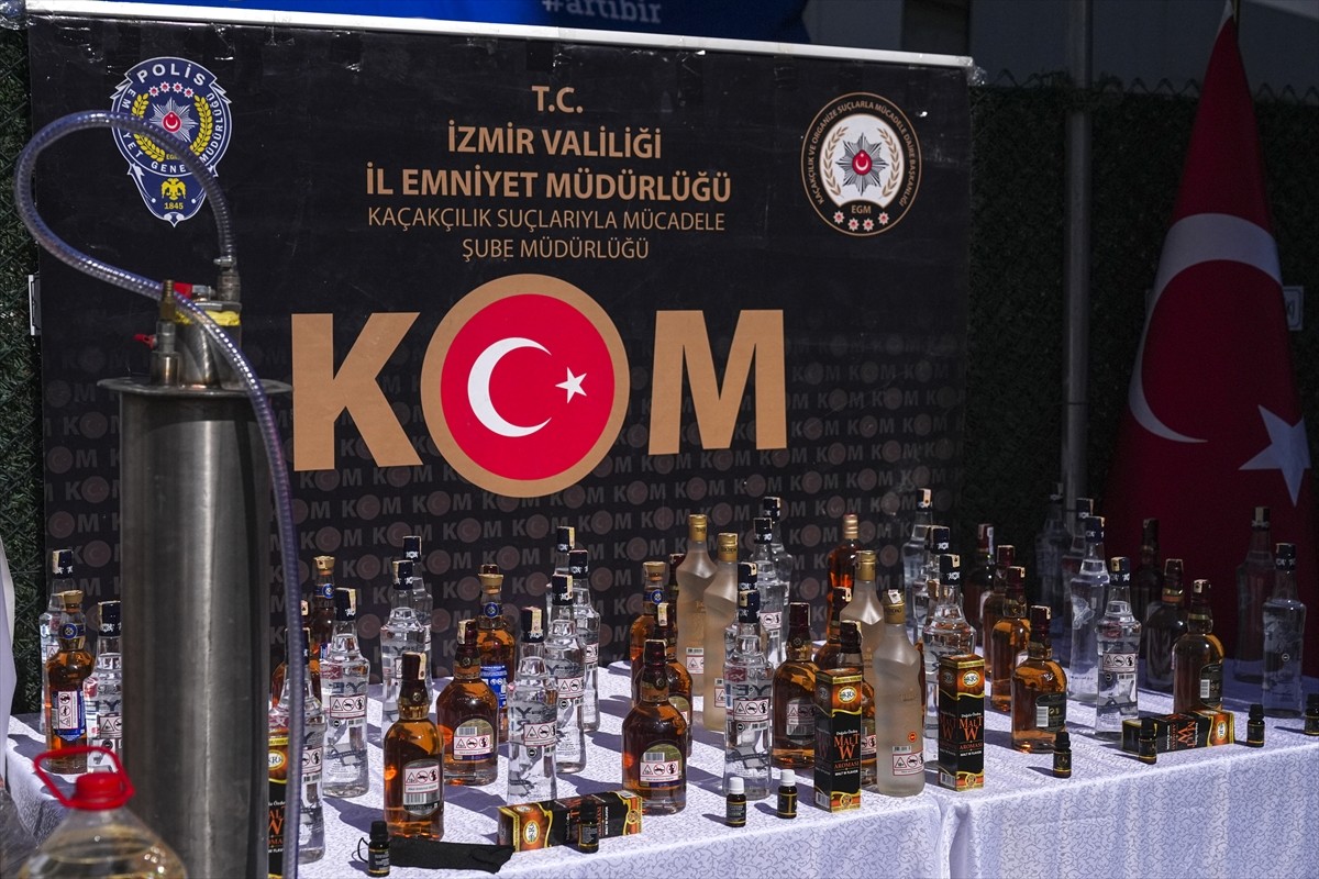 İzmir merkezli 2 ilde düzenlenen sahte içki operasyonunda gözaltına alınan 27 şüpheliden, 6'sı...