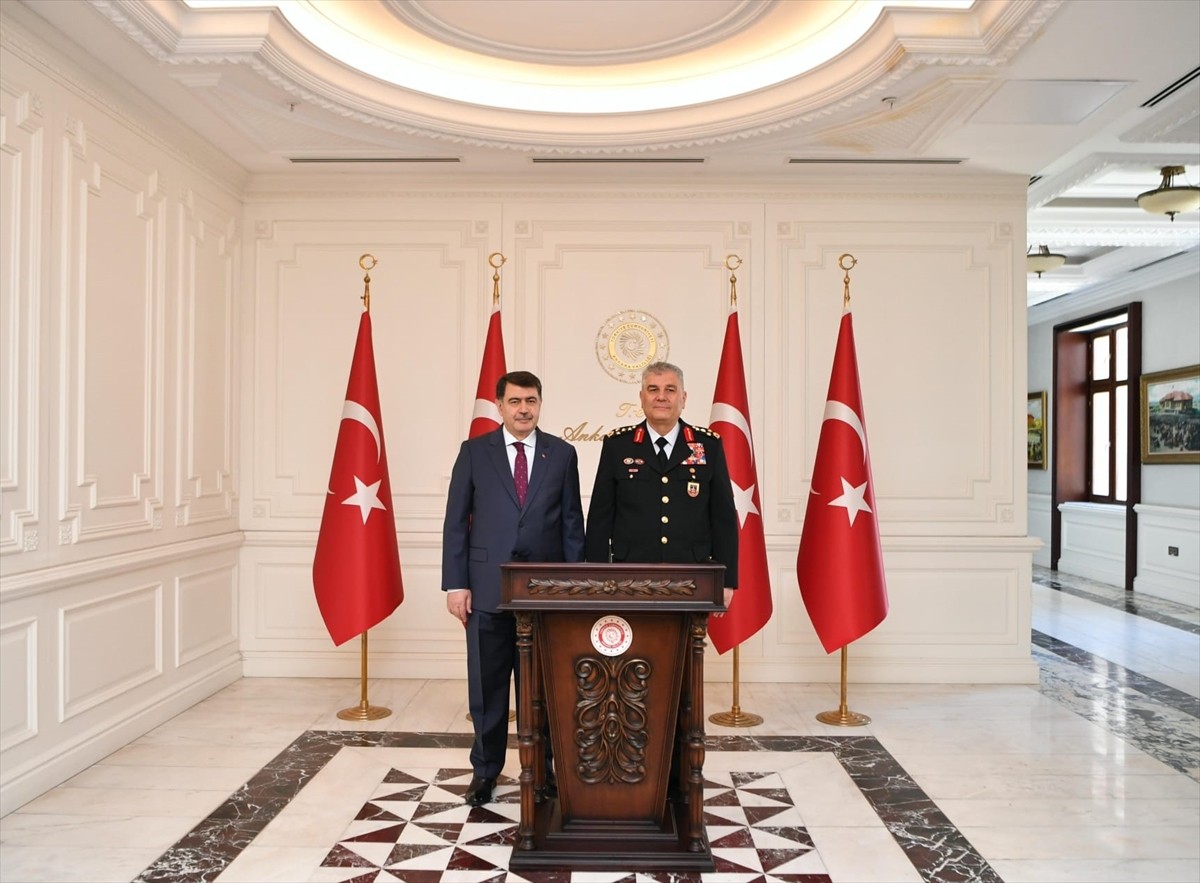 Jandarma Genel Komutanı Orgeneral Ali Çardakcı, Ankara Valisi Vasip Şahin'i ziyaret etti.