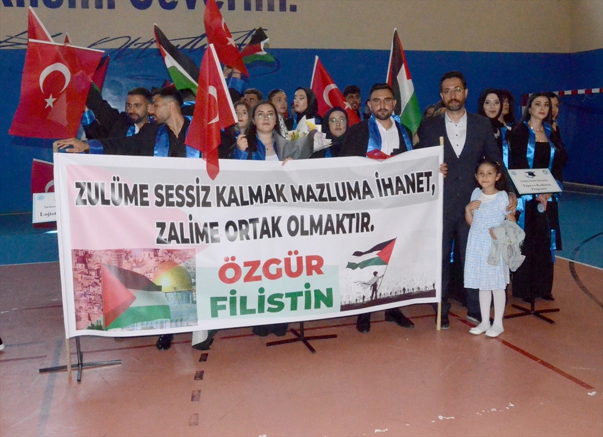 Kafkas Üniversitesinin mezuniyet törenine öğrenciler, Türkiye ve Filistin bayrakları ile "Zulme...