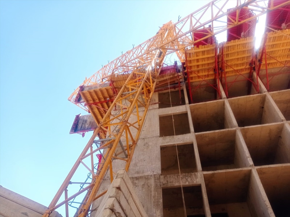 Kahramanmaraş'ın Onikişubat ilçesinde devrilen kule vinçten düşen operatör hayatını...