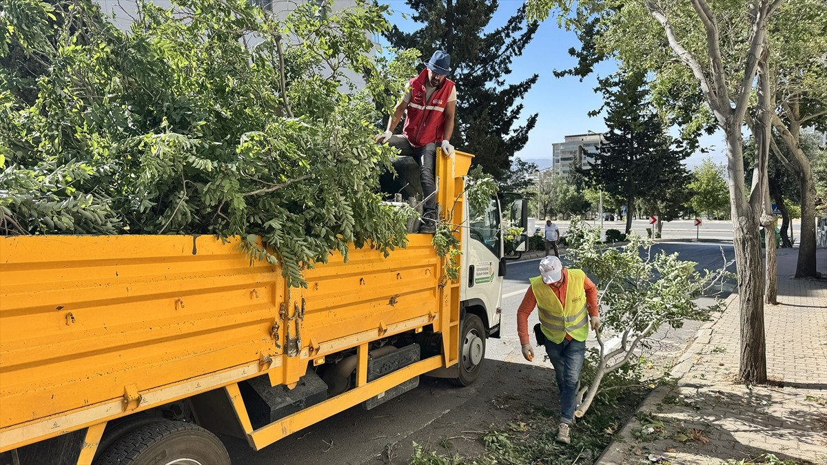 Kahramanmaraş'ta sabah saatlerinde etkili olan şiddetli fırtına hayatı olumsuz etkiledi. Kuvvetli...