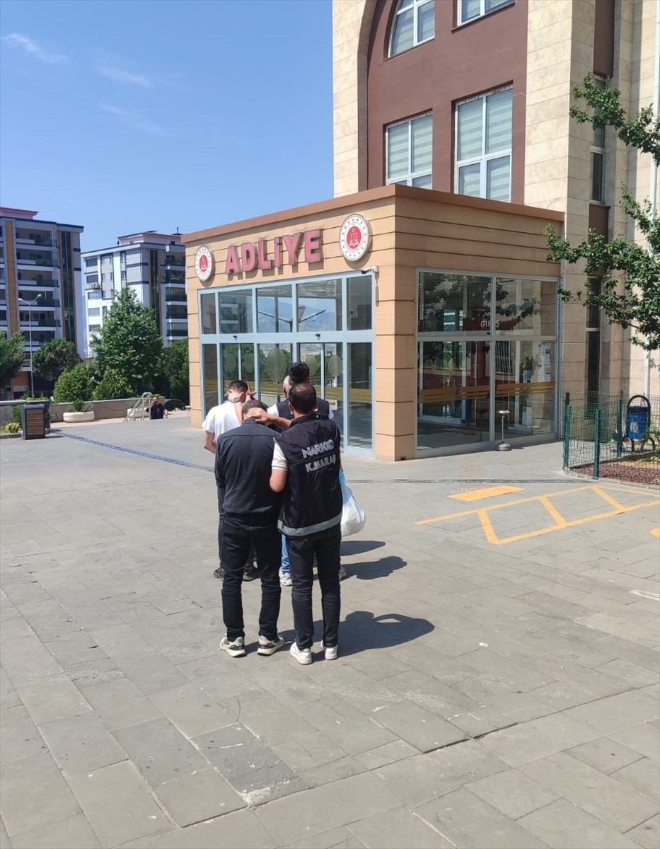 Kahramanmaraş'ta uyuşturucu ticareti yaptıkları iddiasıyla gözaltına alınan 3 zanlı tutuklandı....