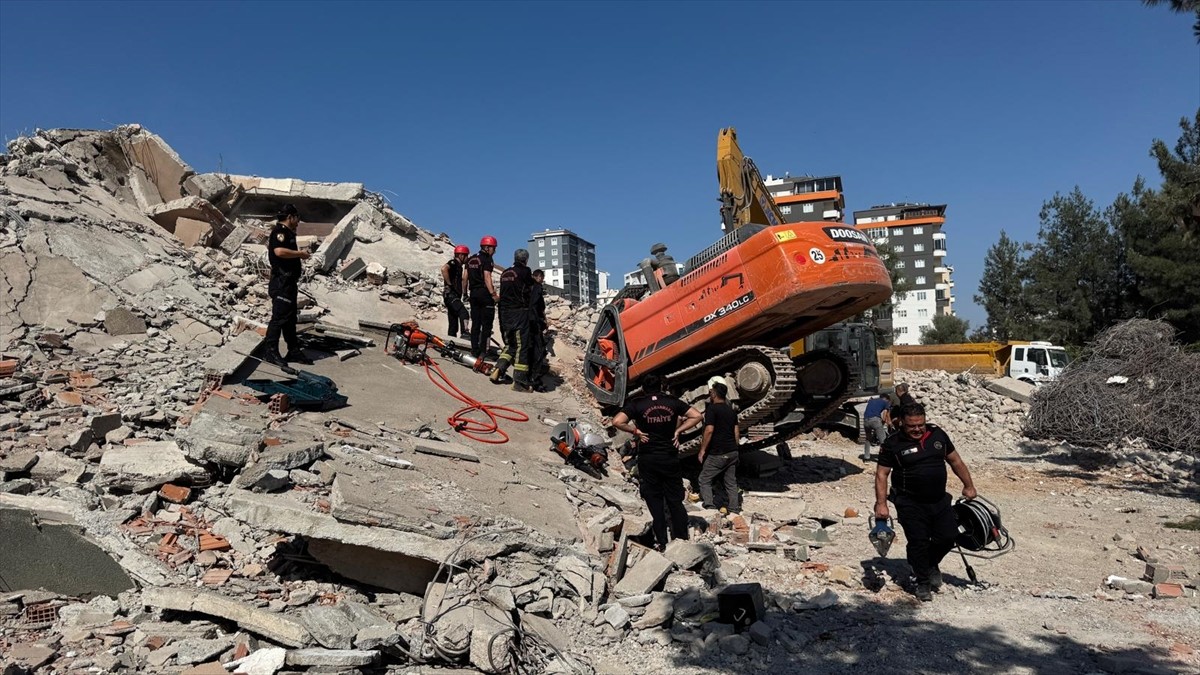 Kahramanmaraş'ta yıkımı gerçekleştirilen ağır hasarlı binanın iş makinesinin üzerine devrilmesi...