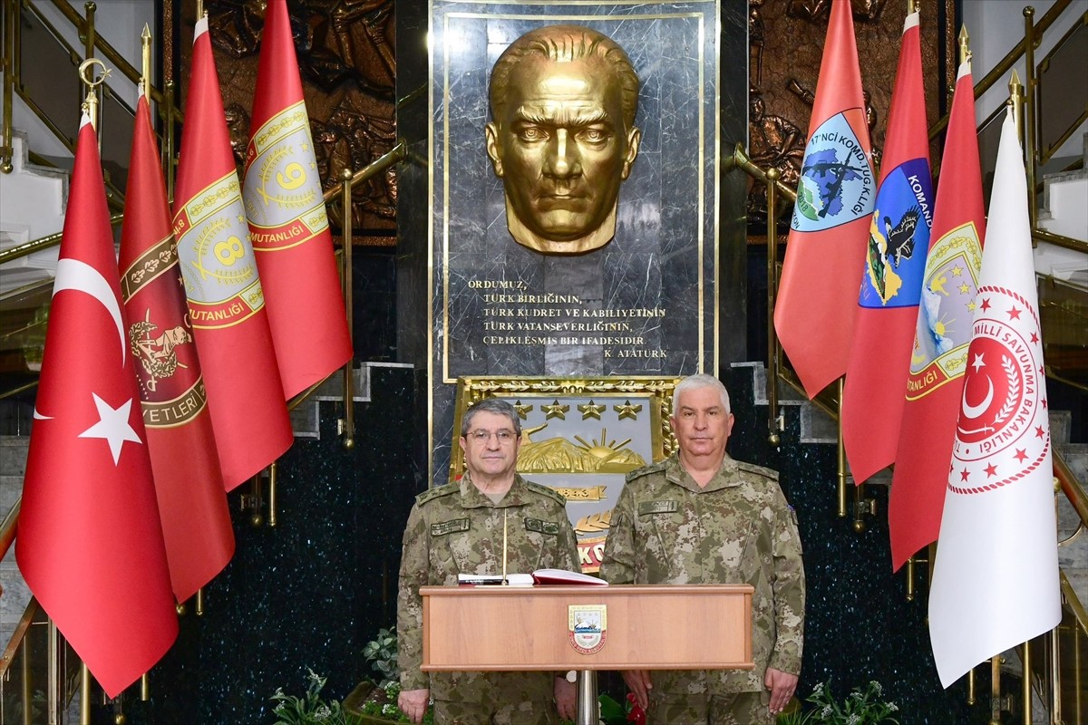 Kara Kuvvetleri Komutanı Orgeneral Selçuk Bayraktaroğlu, 3'üncü Ordu Komutanlığında inceleme ve...