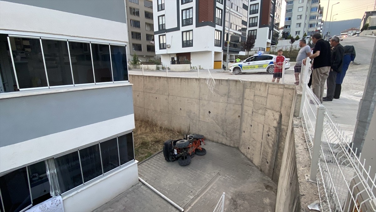 Karabük'te kontrolden çıkarak 4 metre yükseklikten apartman bahçesine düşen ATV'de yolcu olarak...