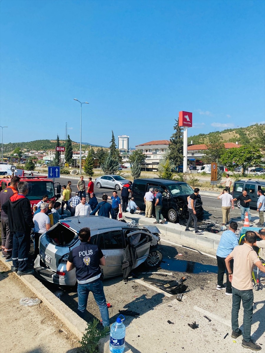 Karabük'ün Eskipazar ilçesinde kontrolden çıkarak karşı şeride savrulan otomobilin camlı vanla...