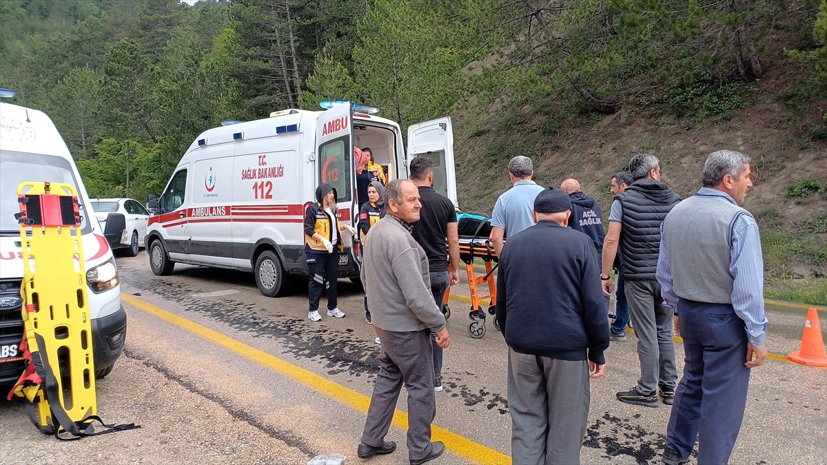 Karabük'ün Safranbolu ilçesinde, 2 otomobilin çarpıştığı kazada 1'i çocuk 8 kişi...