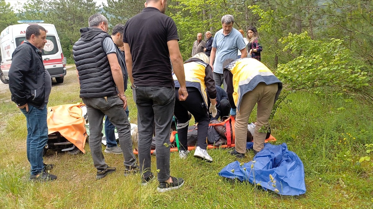 Karabük'ün Safranbolu ilçesinde, 2 otomobilin çarpıştığı kazada 1'i çocuk 8 kişi...