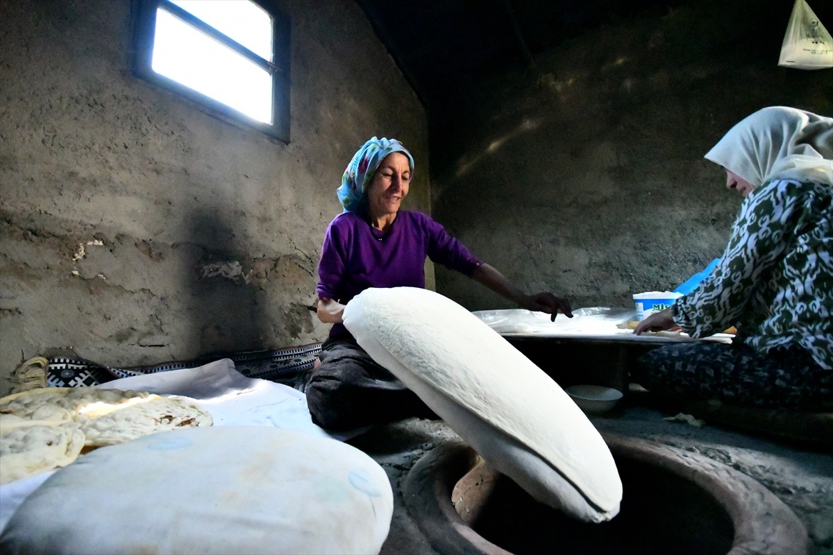 Kars'ın Sarıkamış ilçesinde kadınlar, Kurban Bayramı sofraları için tandırlarını yakarak imece...