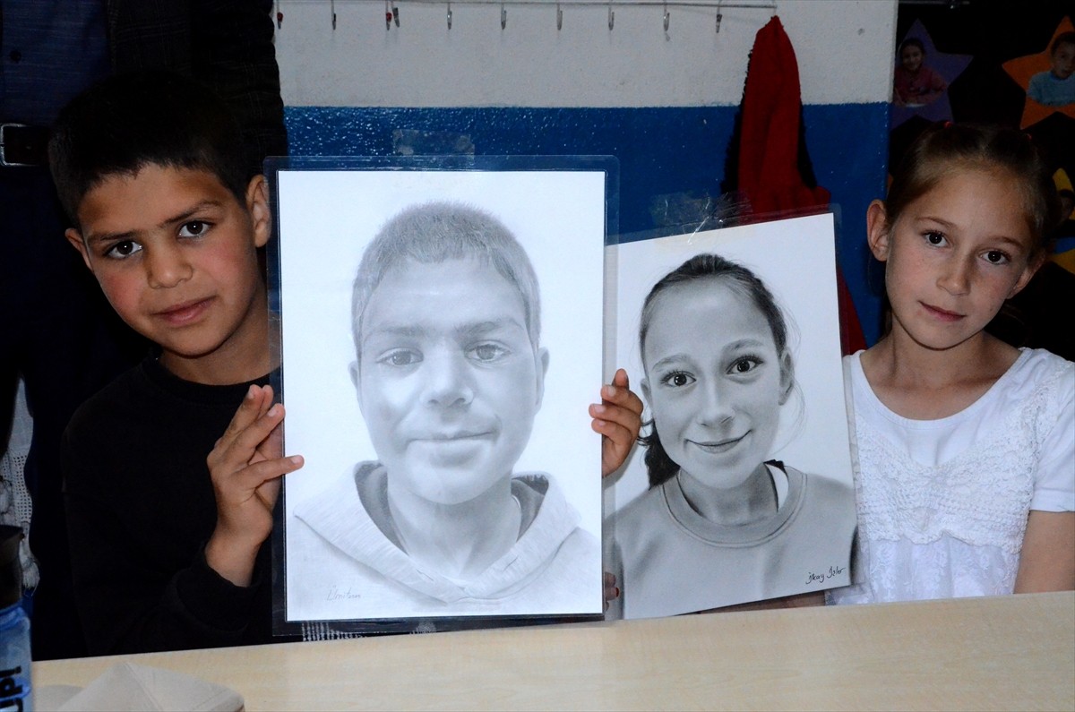 Kars'ta ilkokul öğrencilerinin, Türkiye'nin farklı şehirlerinden 15 ressamın hazırladığı kara...