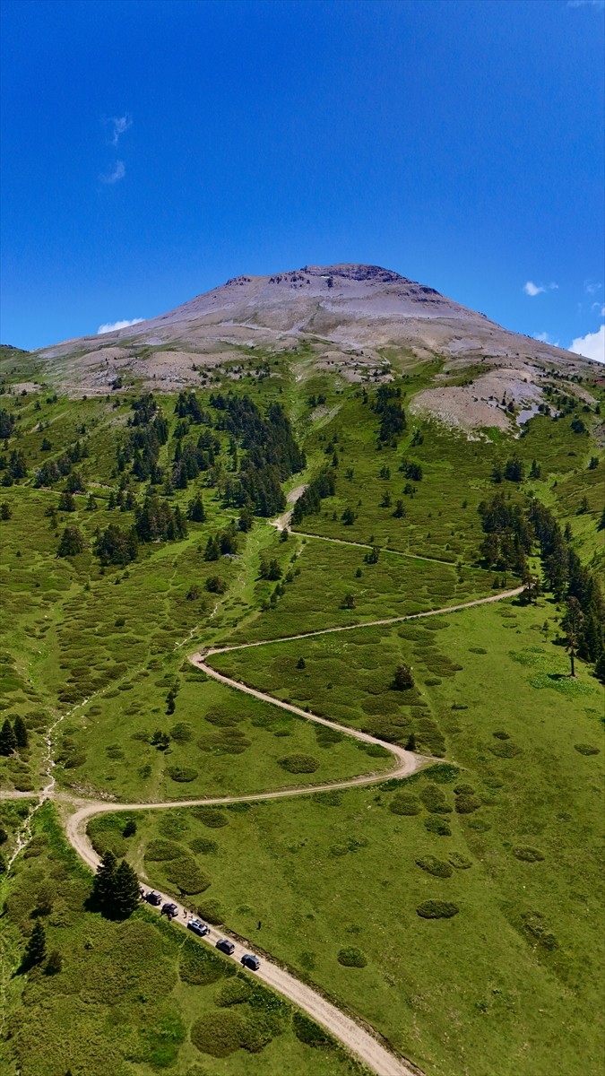 Kastamonu'da off-roadcular, Ilgaz Dağı'nın zirvesinde ağır kış şartlarından dolayı yıpranan Türk...