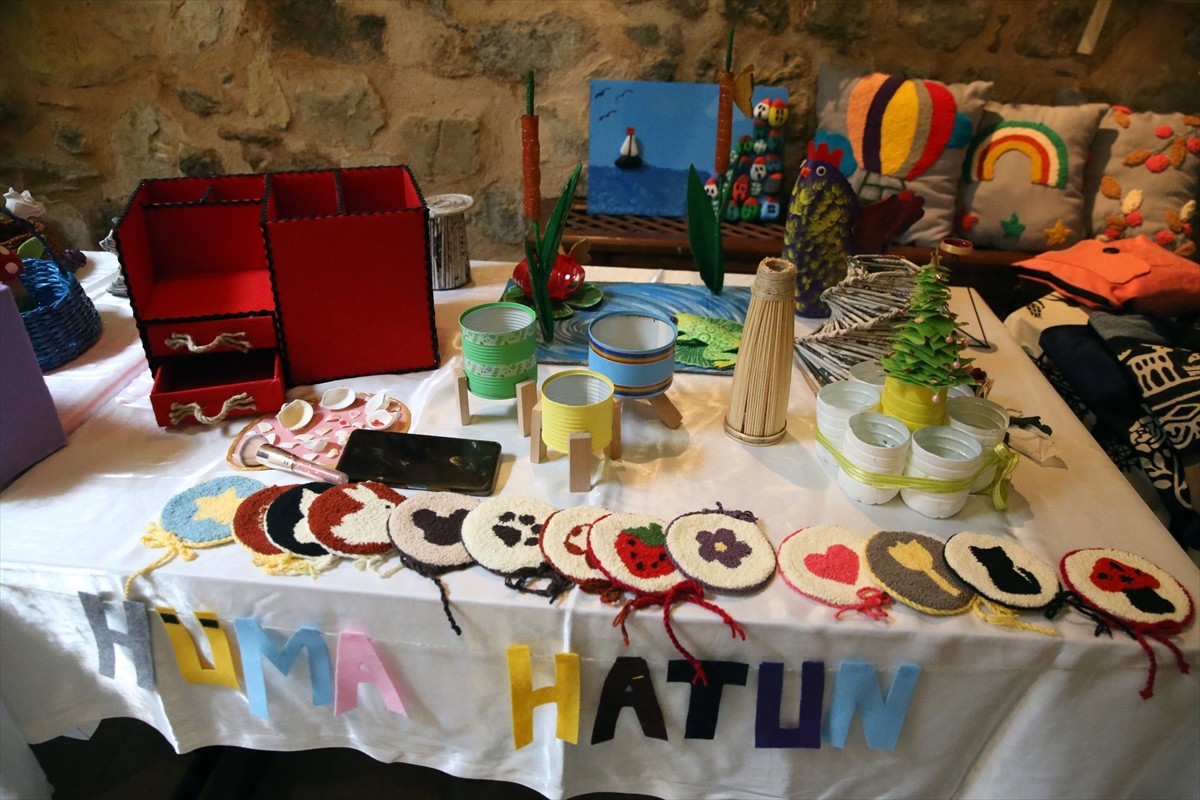 Kastamonu'da üniversite öğrencisi tarafından çöpten bulunan eski bir şemsiye, 600 yıllık...