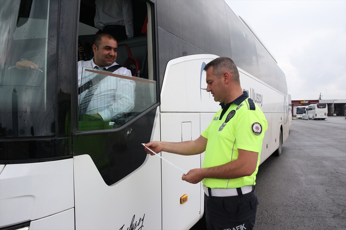 Kayseri'de polis ekipleri, Kurban Bayramı öncesi otogar ve yollarda denetimde bulundu. Otobüs...