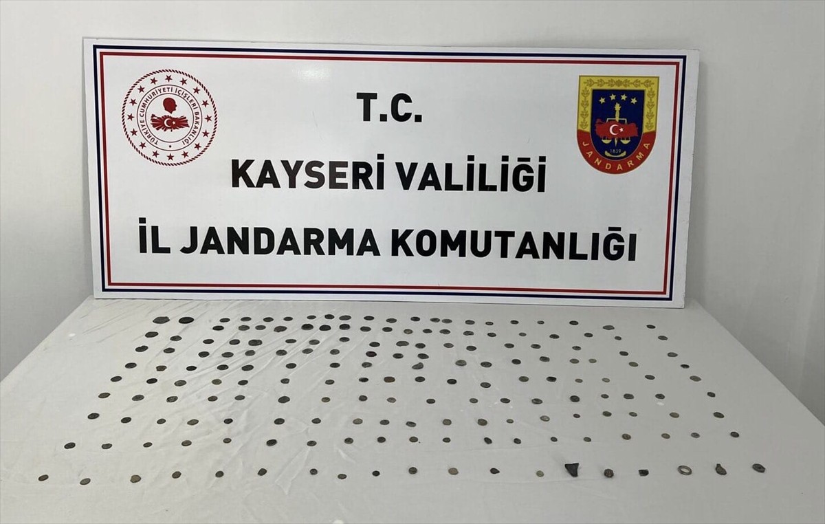 Kayseri'de tarihi eser niteliğinde olduğu değerlendirilen 181 sikke ve obje ele geçirildi, 1...
