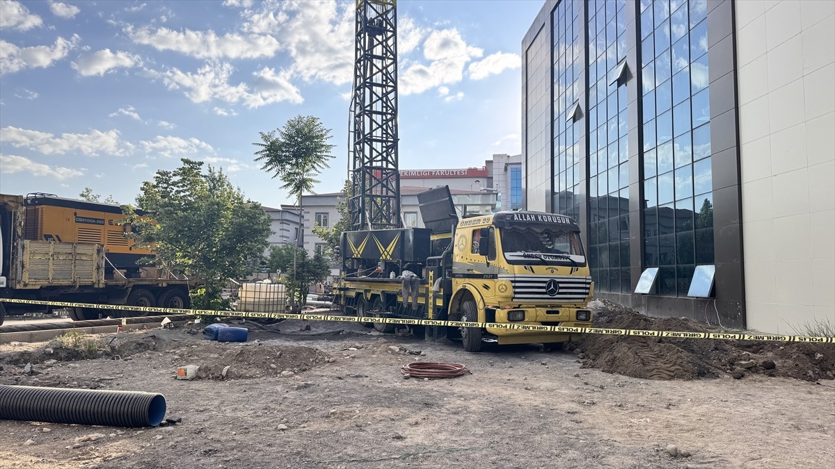 Kayseri'nin merkez Melikgazi ilçesinde sondaj kuyusuna düşen işçi hayatını kaybetti.
