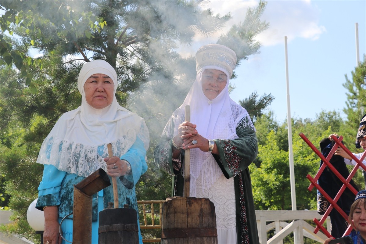 Kazakistan'da, at sütünden üretilen geleneksel içecek kımız için festival düzenlendi. Başkent...