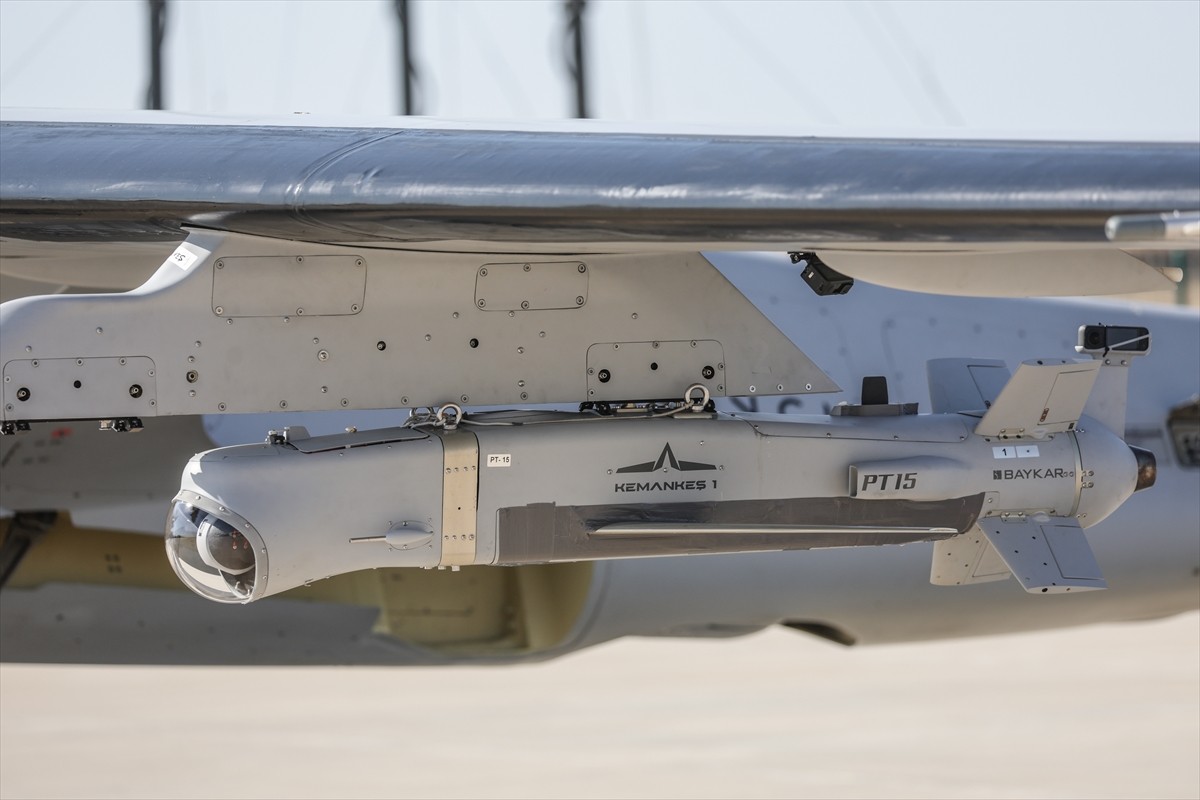 KEMANKEŞ 1 Yapay Zeka Tabanlı Mini Seyir Füzesi, Bayraktar AKINCI TİHA'dan yapılan atışlı testte...