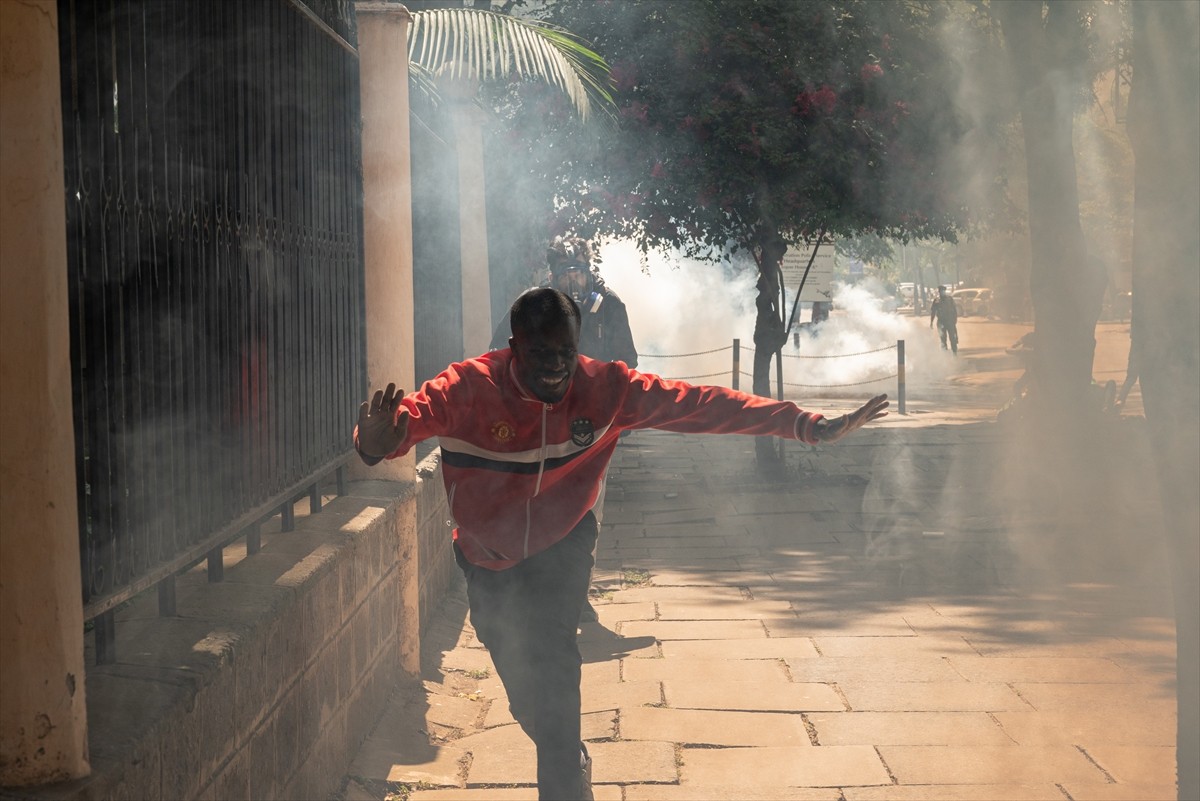 Kenya'da blog yazarı Albert Ojwang'ın polis nezaretindeyken hayatını kaybetmesine tepki gösteren...