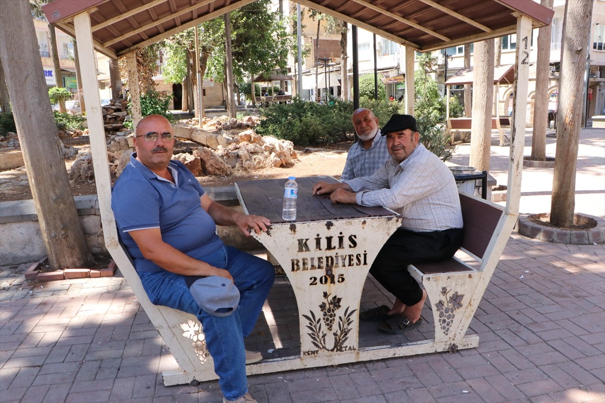 Kilis'te etkili olan sıcak hava günlük yaşamı olumsuz etkiliyor. Kentin en kalabalık yerlerinden...
