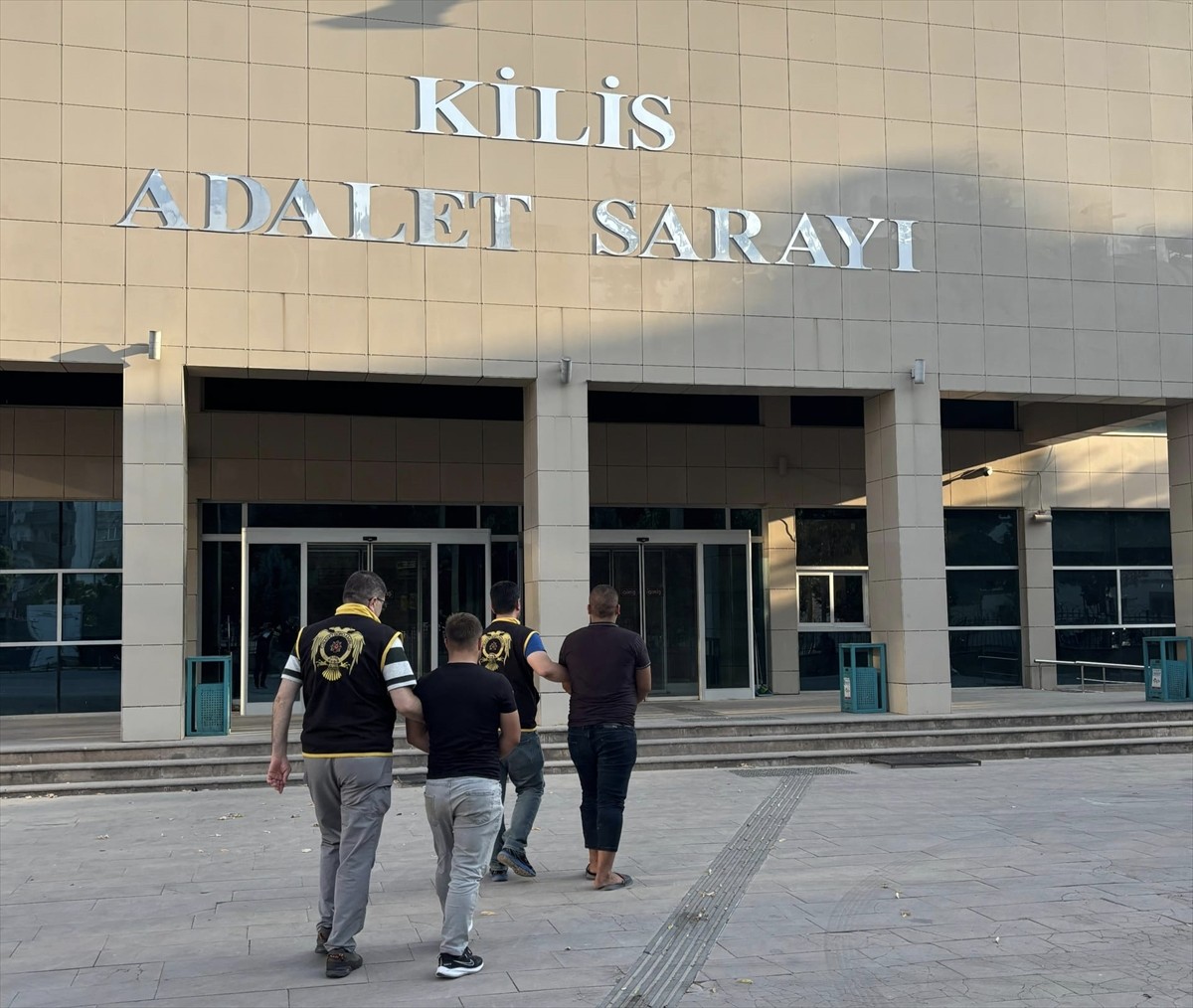 Kilis'te eve ve otomobile pompalı tüfekle ateş ettikleri gerekçesiyle gözaltına alınan 4...